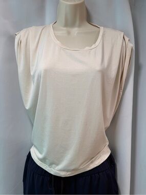 Noli Yoga Women’s strength crop in Cream size medium